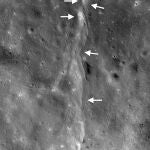 Una de las miles de imágenes tomadas por la NASA en la que se ve cómo las fallas se asemejan a pequeños acantilados en la Luna