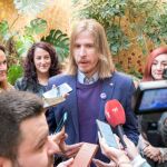 El candidato de Podemos, Pablo Fernández, atiende a los medios en Salamanca