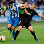 El defensa del Deportivo de La Coruña, David Simón (i), ante el centrocampista del Málaga, Javier Ontiveros (d), durante el partido de LaLiga Santander disputado en Riazor / Foto: Efe