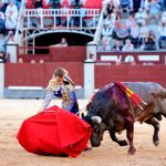 Javier Cortés da un derechazo, ayer, en la primera de la Feria San Isidro. Foto: Cristina Bejarano