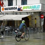 Las calles de Pamplona, repletas de carteles electorales, muestran ese sentimiento vasco que aflora en Navarra. Fotos: Cipriano Pastrano