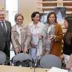 Milagros Marcos conversa con Mercedes Cantalapiedra, Rosa Hernández, Artemio Domínguez y Esther Noriega, antes de presentar la tercera edición de la gala solidaria «Pon una sonrisa en tu vida»