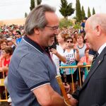 Intercambio de bastones entre los alcaldes de Zamora; Francisco Guarido, y La Hiniesta, Eugenio Gregorio, durante la celebración de la 729 peregrinación romera de la Virgen de la Concha, patrona de la capital, a la localidad zamorana de La Hiniesta