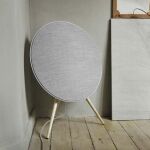 El altavoz Beoplay A9 se puede colocar sobre unas patas de madera como si fuera una obra de arte.