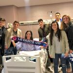 Jugadores del Levante UD, del que Gómez es aficionada, pasaron a visitarla al hospital