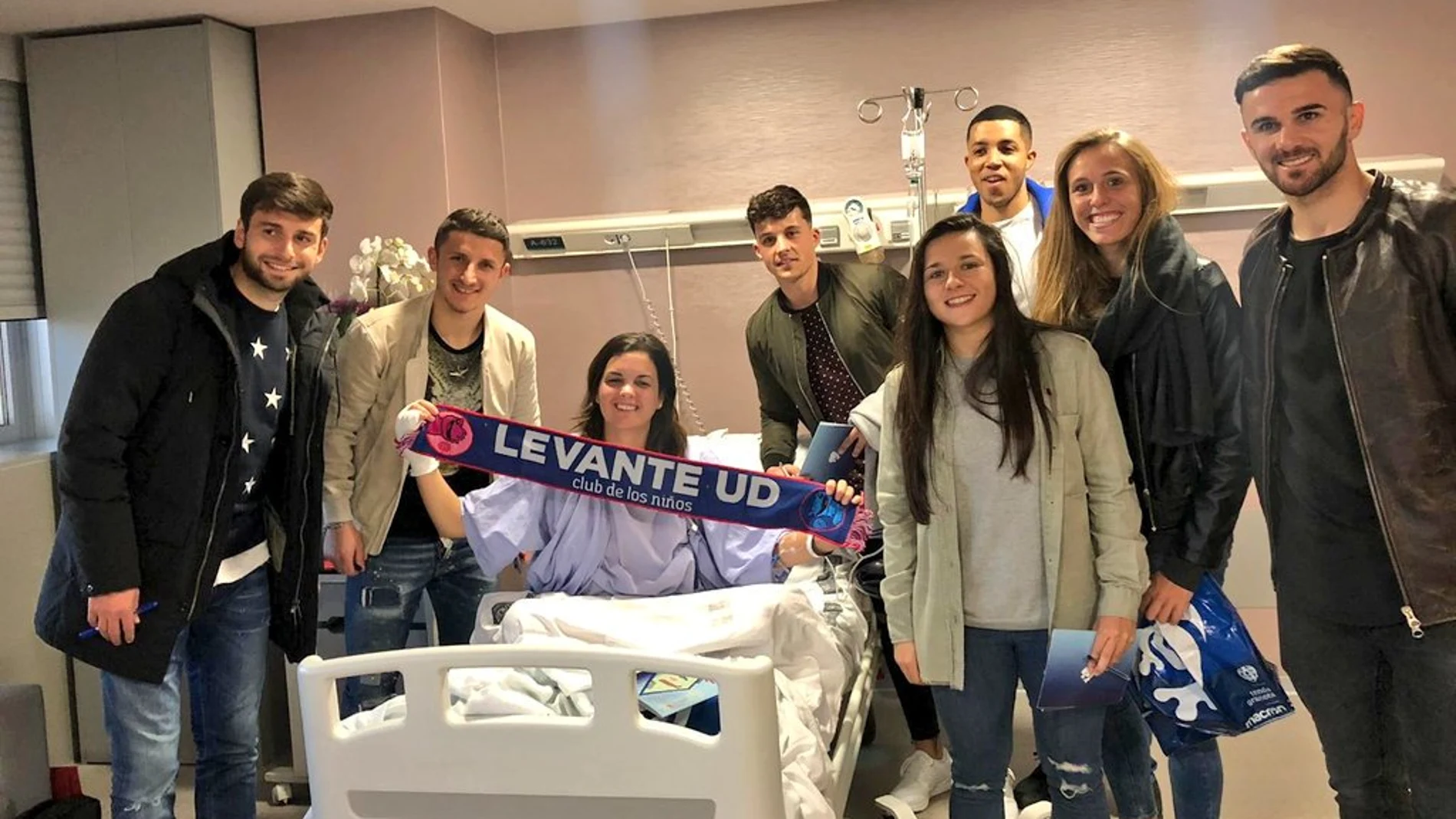 Jugadores del Levante UD, del que Gómez es aficionada, pasaron a visitarla al hospital