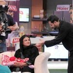 Arriba, el momento en el que la estrella de televisión pakistaní regalaba a un bebé en directo. Abajo, un campo de refugiados