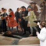 Manuel Mena, ayer, junto a una de las obras que el Prado posee de goya