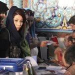 Varias mujeres iraníes ejercen su derecho al voto en las elecciones presidenciales iraníes en Teherán (Irán) hoy, viernes 14 de junio de 2013. Más de cincuenta millones de iraníes, dos terceras partes de la población, están convocados a votar hoy en los undécimos comicios presidenciales .