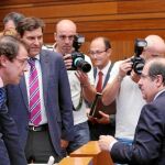 Herrera conversa con Fdez. Carriedo y Mañueco