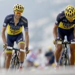 Alberto Contador, a la izquierda, durante la asención del Mont Ventoux