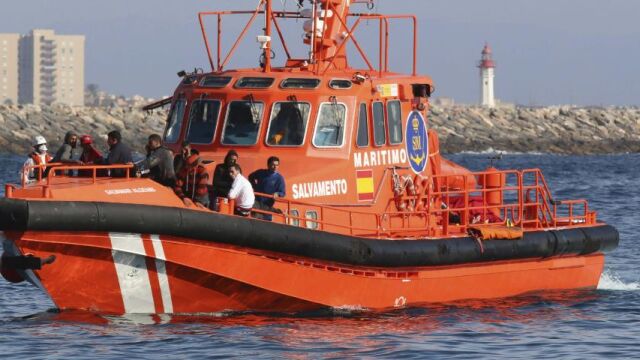 Enmbarcación de Salvamento Marítimo que rescató a los inmigrantes