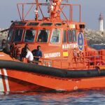 Enmbarcación de Salvamento Marítimo que rescató a los inmigrantes