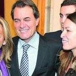 De izda. a dcha., Helena Rakosnik con su marido, Artur Mas, y dos de sus hijos