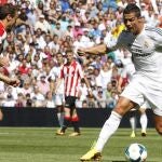 Cristiano Ronaldoy Carlos Gurpegui, del Athletic Club de Bilbao, durante el partido correspondiente a la tercera jornada de la Liga BBVA
