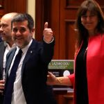Jordi Sanchez, de JxCat, acompañado de su compañera de formación Laura Borras
