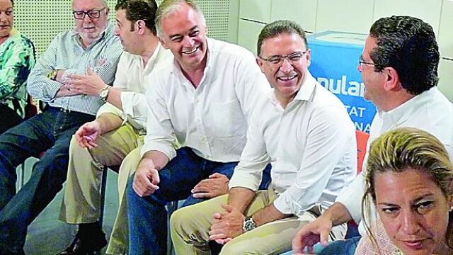 Esteban González Pons, Serafín Castellano y Jorge Bellver, charlan en la reunión de ayer del Comité de Dirección del PPCV