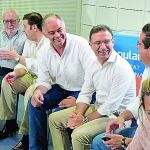 Esteban González Pons, Serafín Castellano y Jorge Bellver, charlan en la reunión de ayer del Comité de Dirección del PPCV