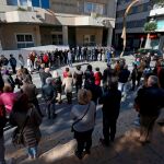 Numerosos vecinos de Torrevieja y toda la corporación municipal guardaron un minuto de silencio por la agresión sufrida ayer por una mujer septuagenaria a manos de su pareja