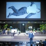 La escenografía reproduce las zonas de descanso del Parlamento Europeo