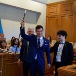 El alcalde García alza la vara de mando