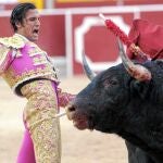 David Mora remata con un pase de pecho durante una de sus dos faenas a su lote de Valdefresno