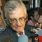 Eduardo Torres-Dulce atiende a los medios a su llegada a la Universidad Internacional Menéndez Pelayo.
