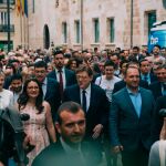 El presidente Puig ha ido a pie desde Les Corts hasta el Palau de la Generalitat. Una banda de música le ha seguido interpretando pasodobles. Foto Kike Taberner