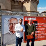 El alcalde de Valencia y candidato a la Alcaldía por Compromís, Joan Ribó, ayer en la Plaza de la Crida junto al concejal de Cultura Festiva, Pere Fuset