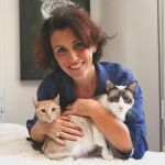 Ayanta Barilli junto a sus mascotas, Bowie y Nina. Foto: Rubén Mondelo