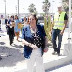 La alcaldesa cruza desde la marina al paseo tras quitar parte de la valla que hasta ayer separaba ambas zonas