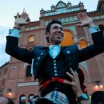 Leonardo Hernández sale a hombros por la Puerta Grande de Las Ventas / Luis Díaz