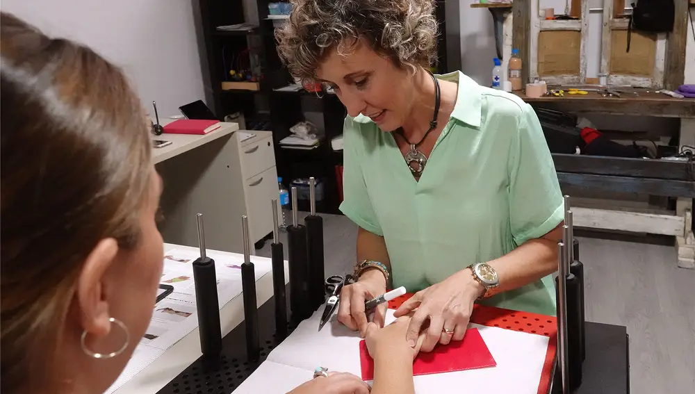 El uso excesivo del móvil causa dolor en el pulgar. En la imagen, la profesora Raquel Cantero, experta en el estudio de la mano y autora del estudio / Foto: Universidad de Málaga