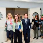 La número dos del Partido Popular Andrea Levy (c), junto al resto del equipo negociador del PP,