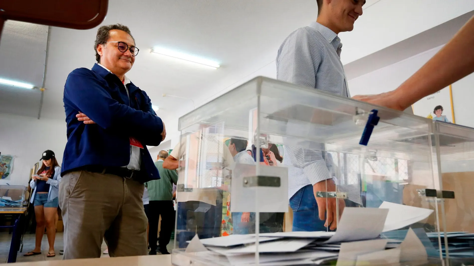 El portavoz socialista de Alicante, Françesc Sanguino, mira cómo su hijo ejerce el derecho a voto, en una imagen de archivo