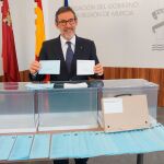 26M.- Las peticiones de voto por correo crecen un 40% con respecto a las elecciones de 2015El delegado del Gobierno, Francisco Jiménez, con las papeletas de las elecciones municipales y europeas del próximo 26 de mayo, junto a las urnas, y el kit en Braille22/05/2019