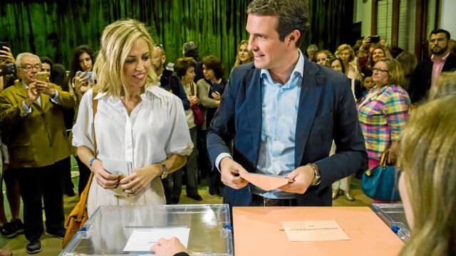 El presidente del PP, Pablo Casado, acudió ayer a votar con su mujer. Horas después respiraba tranquilo Foto: Alberto R. Roldán