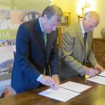El consejero Antonio Silván y el presidente de la Diputación de Ávila, Agustín González, suscriben el convenio