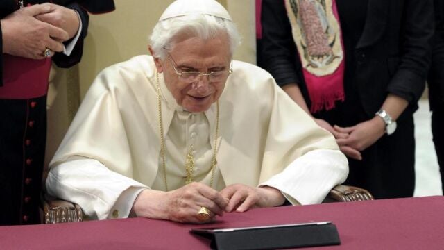 Fotografía facilitada por el diario vaticano "L'Osservatore Romano", del papa Benedicto XVI mientras publica por primera vez en Twitter al finalizar la audiencia general de los miércoles en el Aula Pablo VI en Ciudad del Vaticano hoy, miércoles 12 de diciembre de 2012. "Queridos amigos, me uno a vosotros con alegría por medio de Twitter. Gracias por vuestra generosa respuesta, os bendigo a todos de corazón", escribió hoy Benedicto XVI en Twitter, la red social en la que ha desembarcado y en la que publicó en esta jornada su primer tuit.