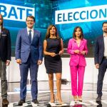 Foto de familia de los candidatos Pablo Fernández (Podemos); Alfonso Fernández Mañueco (PP); Luis Tudanca (PSOE) y Francisco Igea (Ciudadanos), con las presentadoras Nati Melendre y Alejandra Abad