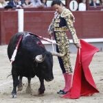 Muletazo por bajo de Uceda Leal durante el pasado San Isidro