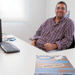 Eduardo Vela, impulsor del «Banco del Tiempo» de Arroyo de la Encomienda, en su oficina en la Casa de Cultura