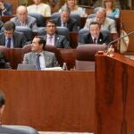 El presidente de la Comunidad, Ignacio González, se dirige al líder del PSM, Tomás Gómez, durante un momento de su intervención de ayer