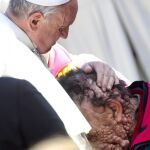 El Papa abraza al hombre en la plaza de San Pedro del Vaticano