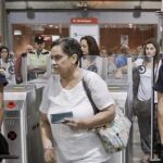 Agentes de la Policía Nacional custodian una de las entradas en la madrileña estación de Atocha en una huelga de Renfe el pasado año.