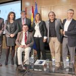Foto de familia de la consejera de Familia, Milagros Marcos, con José Rolando Álvarez, Begoña Hernández, Santiago Aparicio, Francisco Sardón, Daniel Duque y Agustín Prieto, los ponentes de la segunda mesa redonda de la jornada sobre inserción laboral, que moderó el periodista Eduardo Álvarez