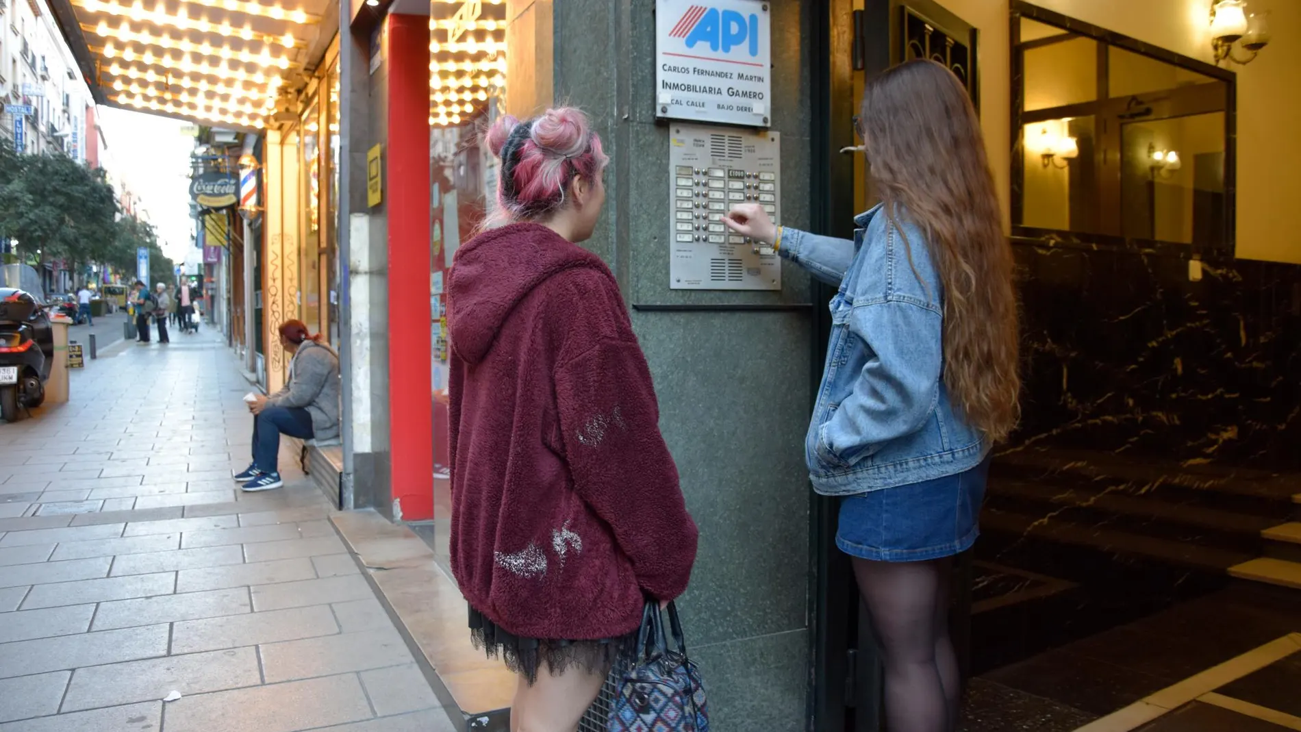 Unas jóvenes miran pisos en alquiler