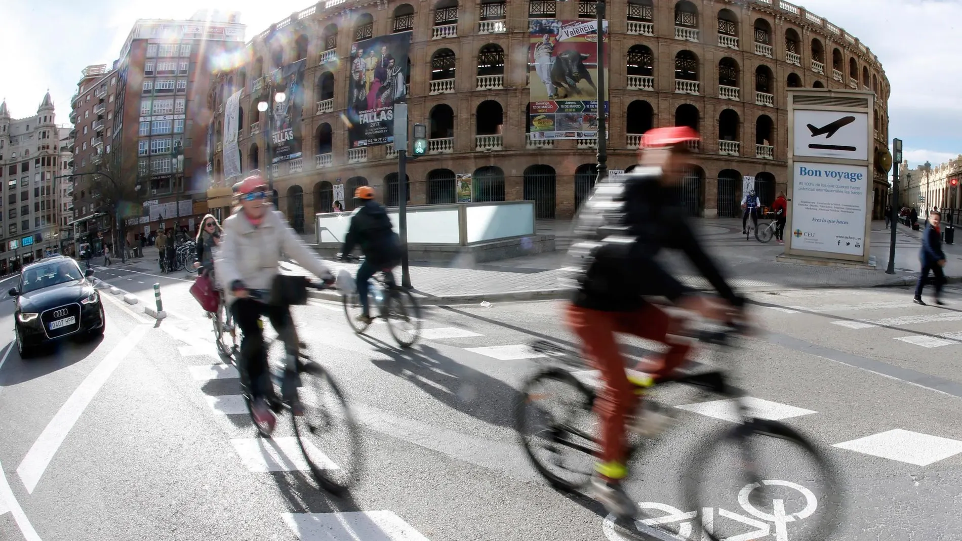 Los carriles bici tienen tantos usuarios como detractores en la ciudad de Valencia