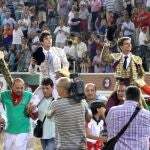 La terna sale a hombros del coso de La Tercera junto al mayoral de Victoriano del Río