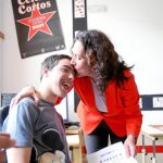 La presidenta de las Cortes, María Josefa García-Cirac, agradece el regalo a un alumno del centro escolar «El Pino de Obregón» de la Fundación Personas